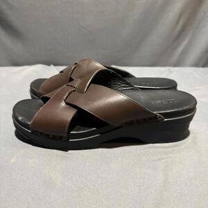 L.L. Bean leather cross-over strap clog sandals size 8 #310￼